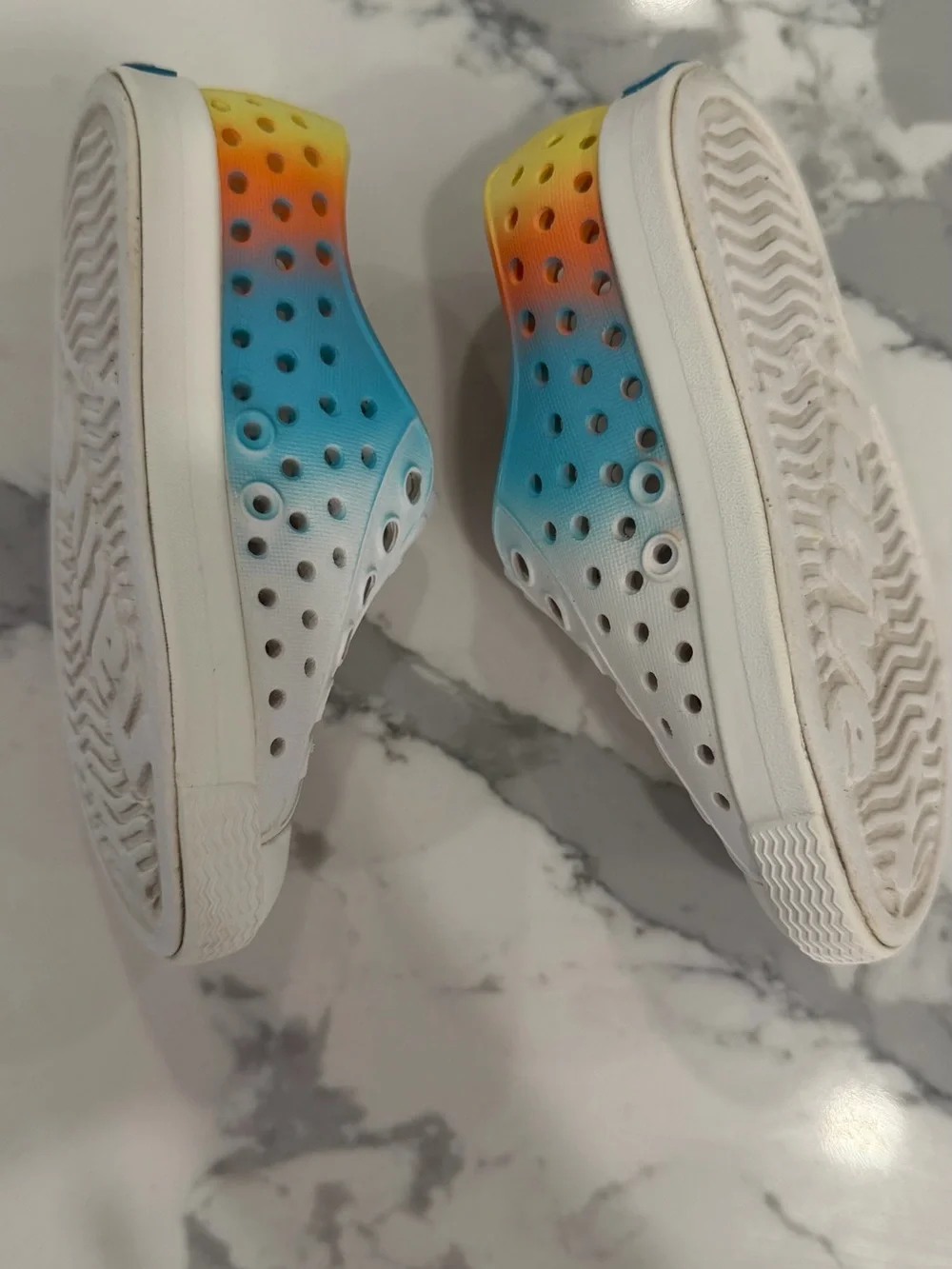 Native Kids Slip-On Water Shoes in White with Rainbow Sides Size 5
